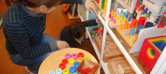 「店内で子どもを自由にさせないで」飲食店店員のツイートと、和風カフェの子ども連れお断りの張り紙について子育て中のママが思うこと 「店内で子どもを自由にさせないで」飲食店店員のツイートと、和風カフェの子ども連れお断りの張り紙について子育て中のママが思うこと